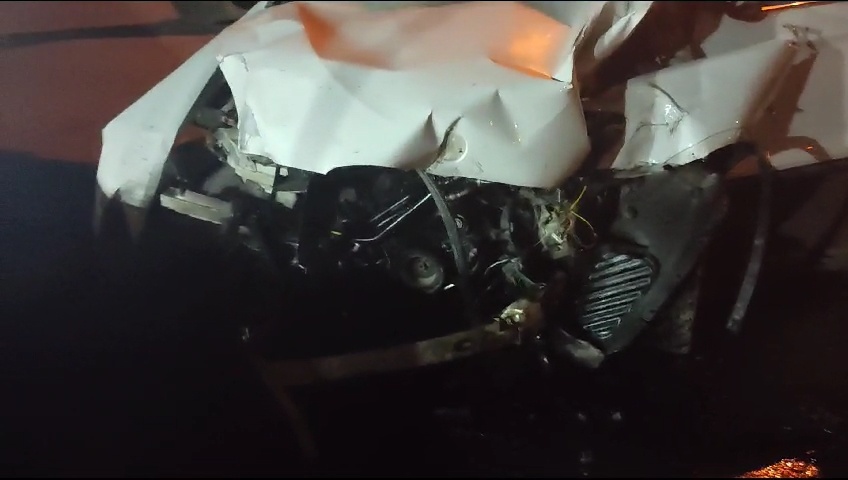 BMW разбился в Сарове о бетонный блок и экскаватор - фото 1