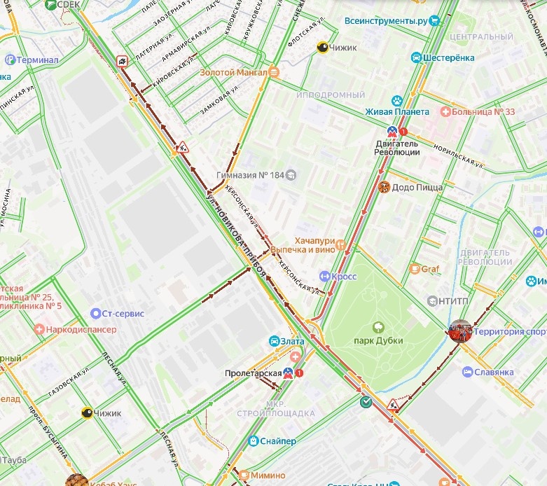 Огромная пробка образовалась из-за ДТП на улице Новикова-Прибоя - фото 1