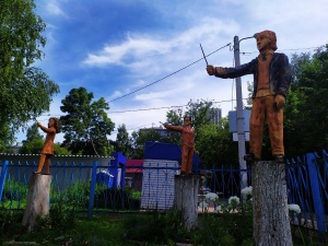 Колдуны из Хогвартса оседлали пеньки в Нижнем Новгороде