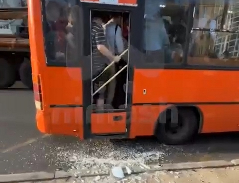 Дверь маршрутки не выдержала утреннего часа пик в Нижнем Новгороде - фото 1