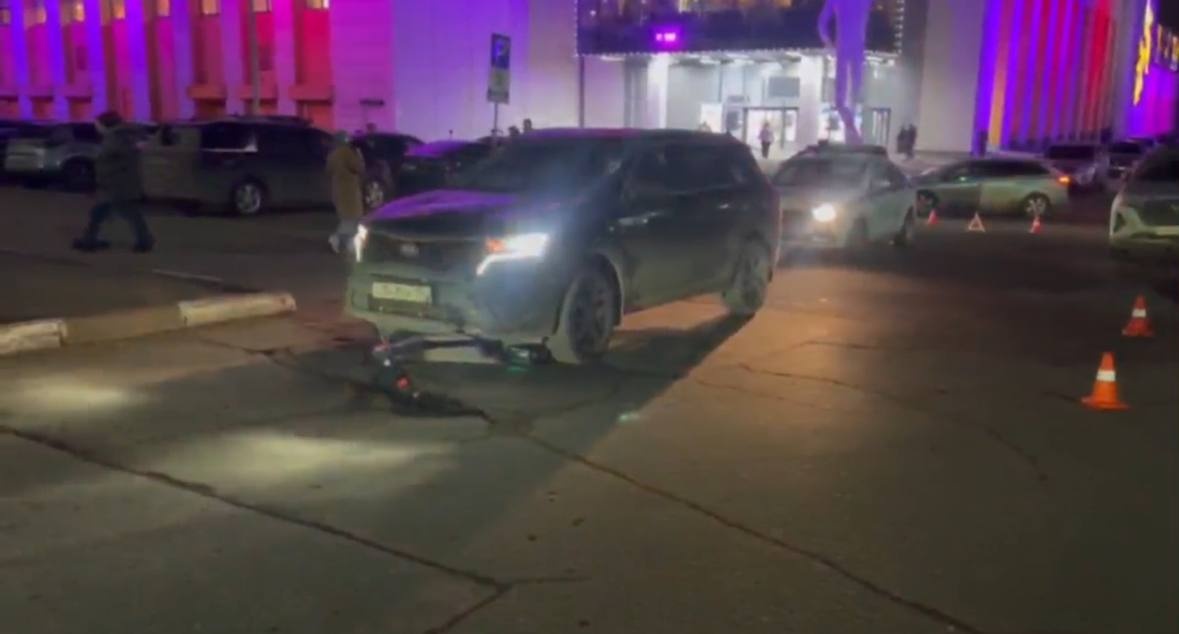 Кроссовер сбил 13-летнего подростка на электросамокате на Советской площади - фото 1