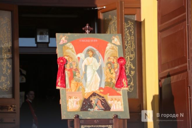 Шли Крестным ходом и ели гигантский кулич: как прошла Пасха в Нижнем Новгороде — фоторепортаж - фото 28