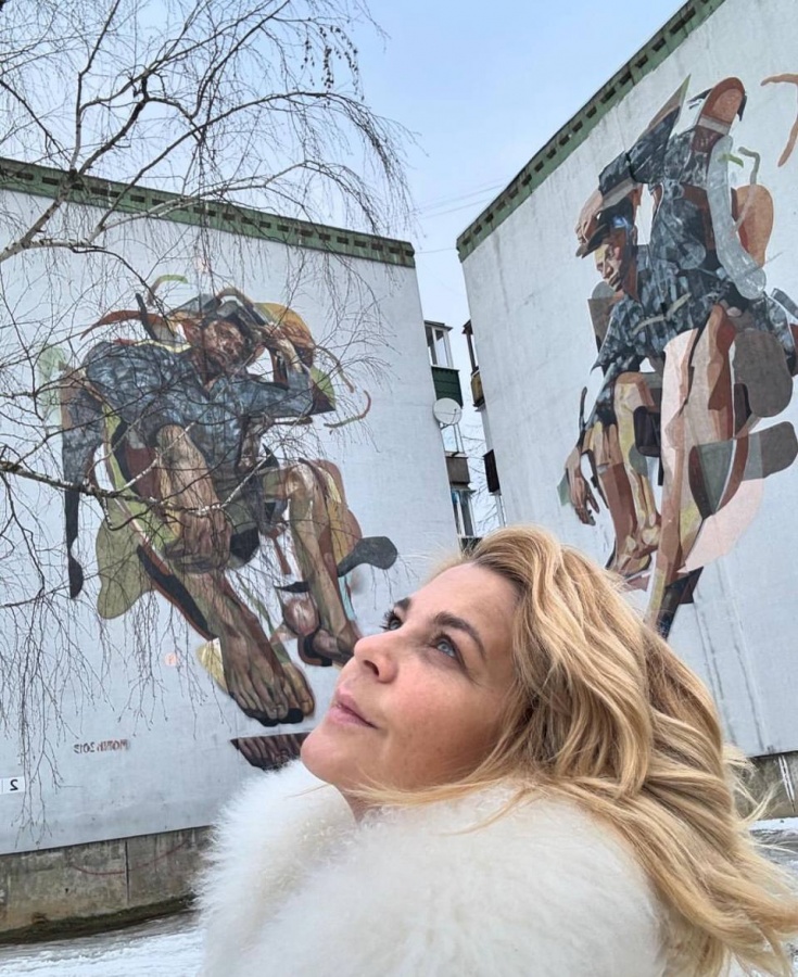 Актриса Пегова приехала в Выксу с сфотографировалась с граффити - фото 1
