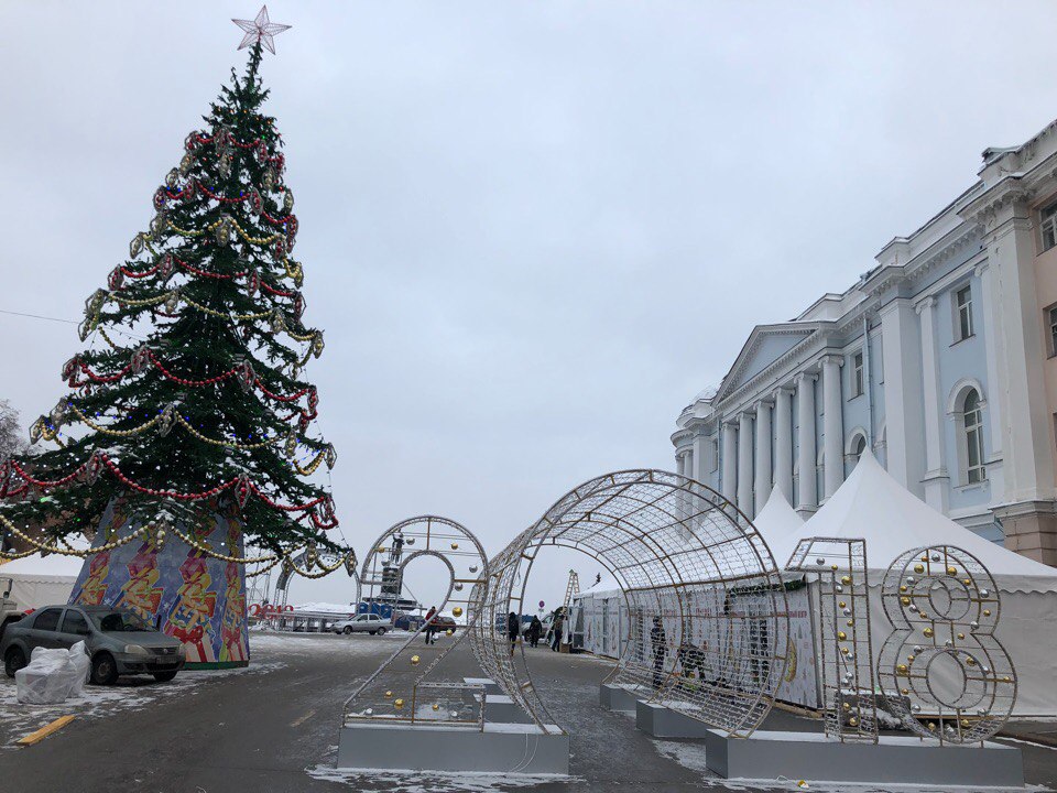 На площади Минина идет подготовка к новогодним праздникам (ФОТО) - фото 2