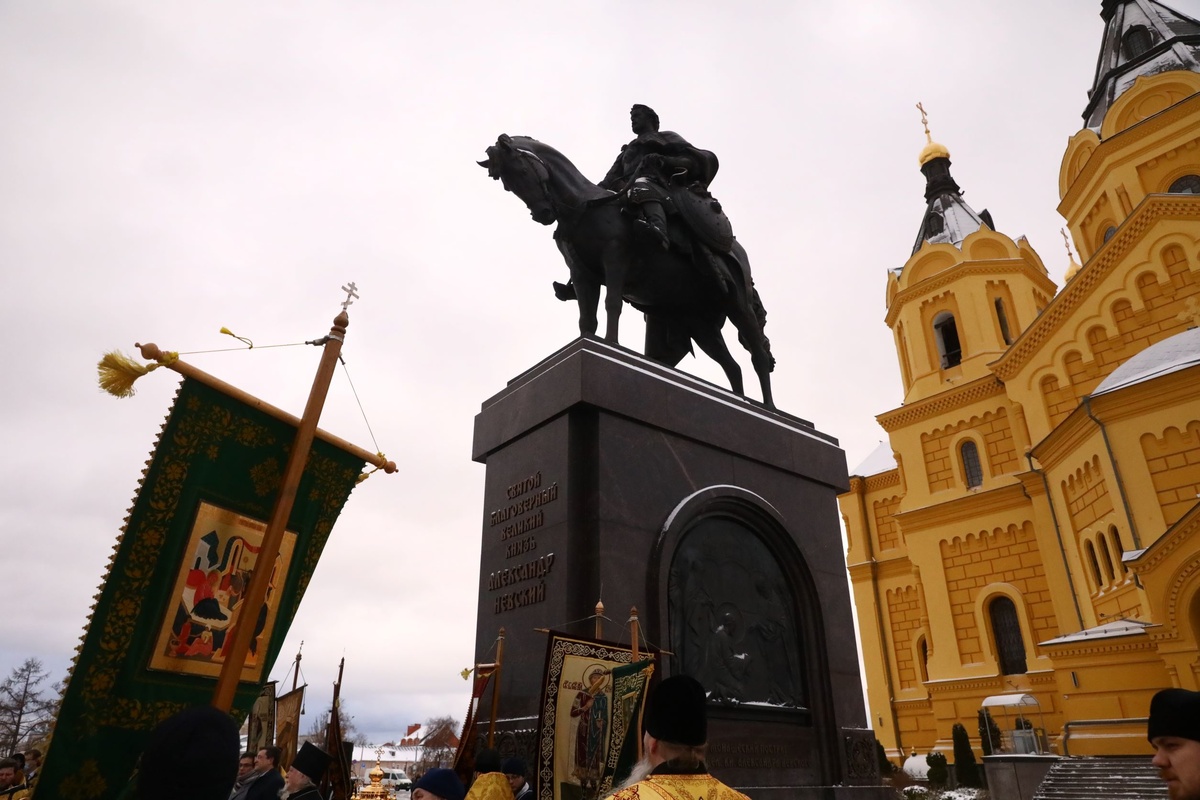 Памятник Александру Невскому освятили в Нижнем Новгороде - фото 1