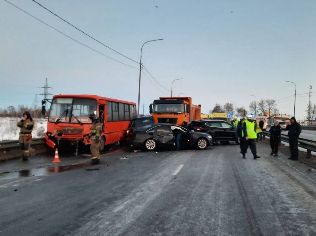 Автобус, два грузовика и 13 легковых авто попали в ДТП у Ближнего Борисово - фото 1
