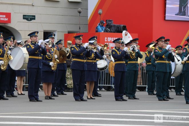 Фоторепортаж: парад в честь 80-й годовщины Победы прошел в Нижнем Новгороде - фото 144