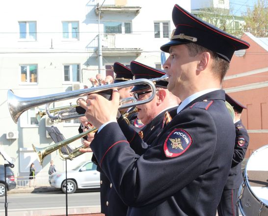 Оркестр нижегородской полиции дал концерт под открытым небом в честь 9 Мая  - фото 11