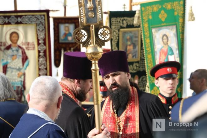 Шли Крестным ходом и ели гигантский кулич: как прошла Пасха в Нижнем Новгороде — фоторепортаж - фото 7