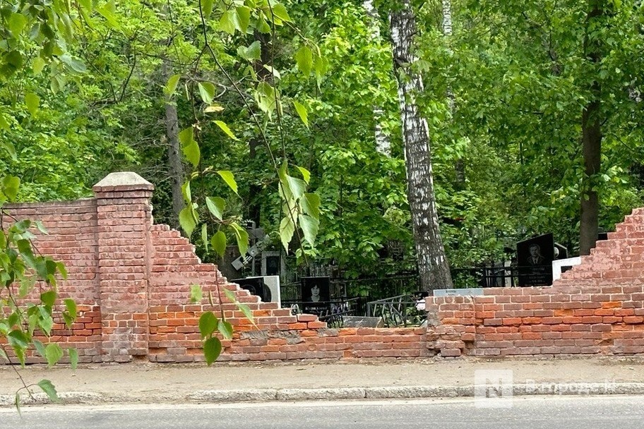 Рухнувший забор Бугровского кладбища отремонтируют в Нижнем Новгороде