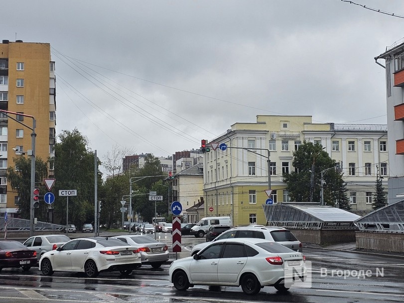 Рухнувший светофор вернули на место после ДТП на площади Лядова - фото 1