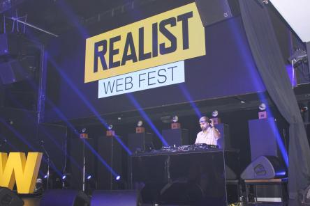 Нижегородская шаурма и разбитая тарелка: какие традиции ввели на Realist Web Fest