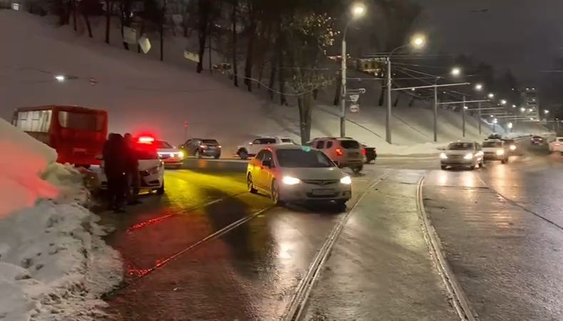 Иномарка протаранила автобус с пассажирами в центре Нижнего Новгорода - фото 1