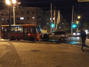 Два человека пострадали при столкновении иномарок и маршрутки в Нижнем Новгороде (ФОТО)
