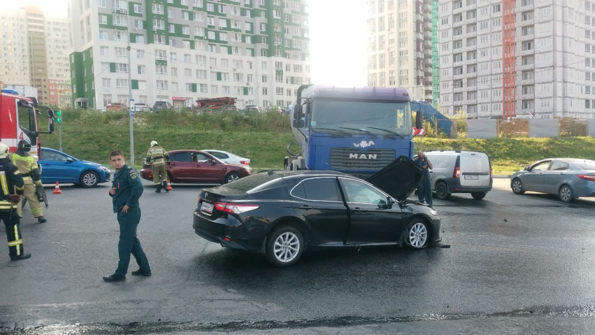 Автобетоносмеситель и иномарка столкнулись на улице Сахарова - фото 2