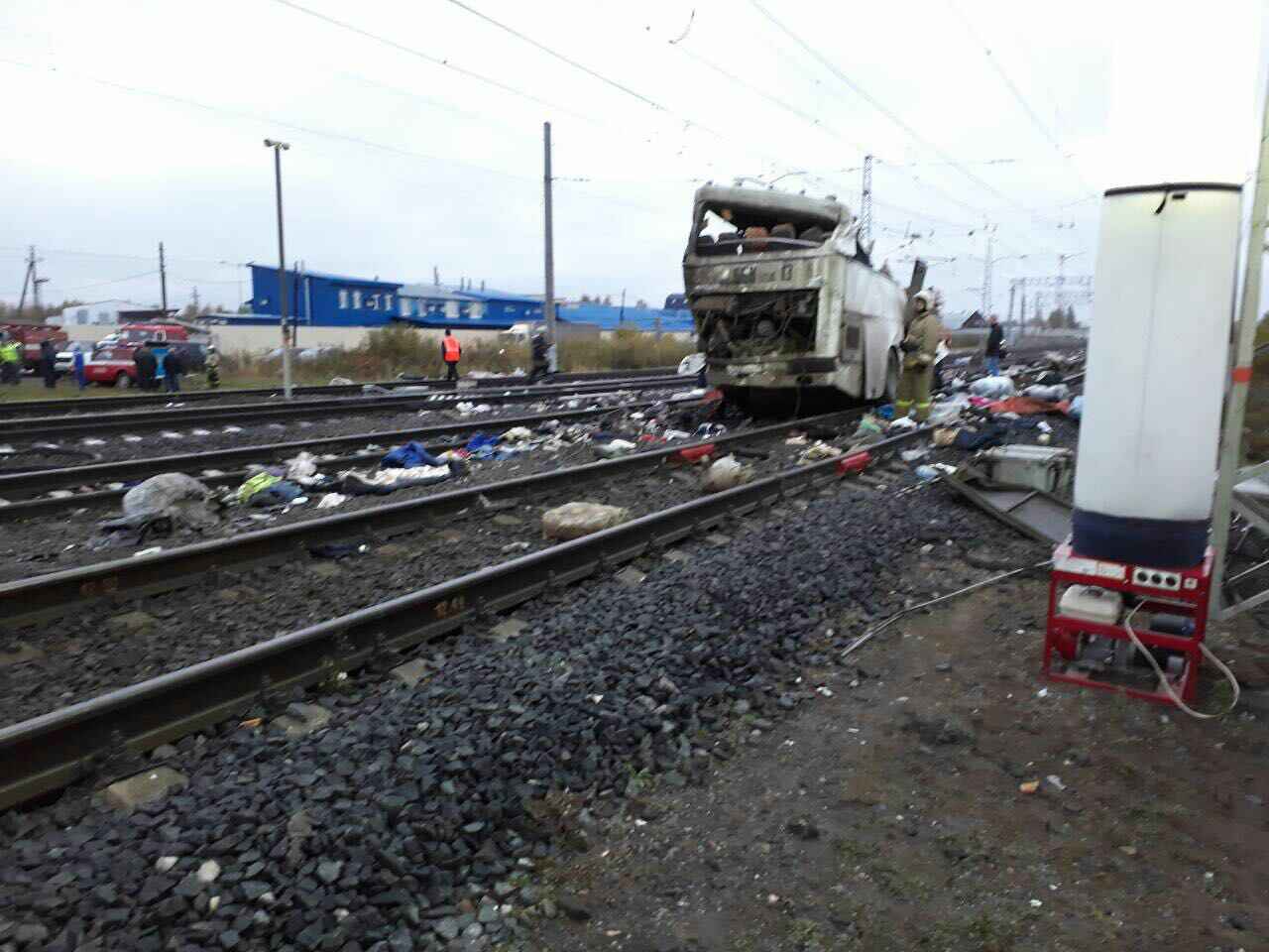 Поезд Санкт-Петербург &mdash; Нижний Новгород протаранил автобус: погибли 19 человек (ФОТО, ВИДЕО) - фото 2