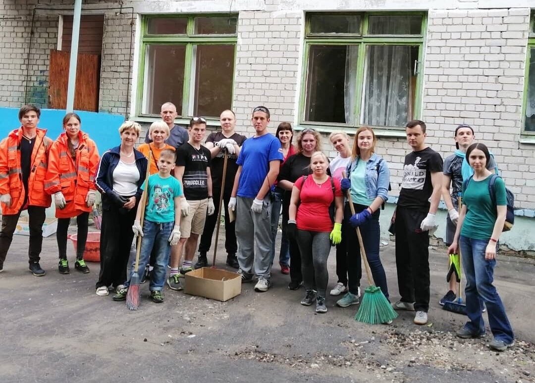 Волонтеры помогают жителям Дзержинска справиться с последствиями взрыва - фото 1