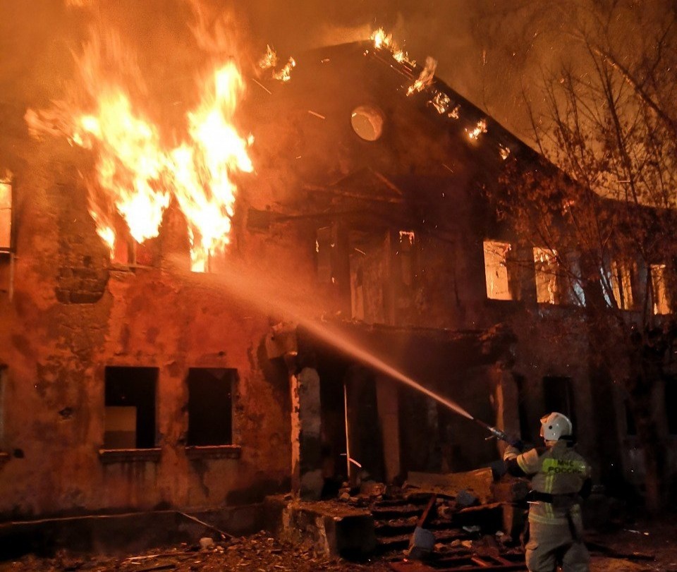 Бесхозная постройка горела в Кстове минувшей ночью - фото 1