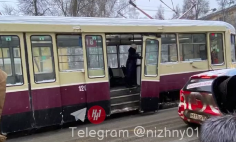 Дверь отвалилась у трамвая в Нижегородском районе - фото 1