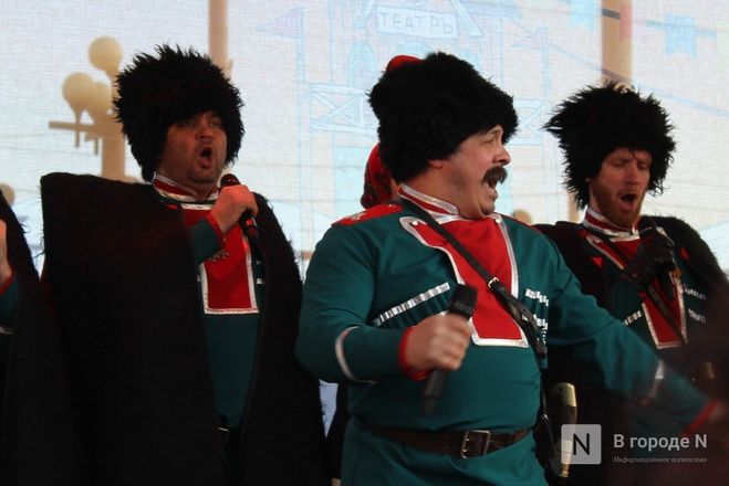 Фаер-шоу и казачьим хором проводили зиму на Нижегородской ярмарке - фото 3