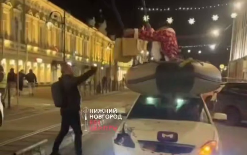 Водителя в Нижнем Новгороде наказали за катание Деда Мороза на крыше машины - фото 1