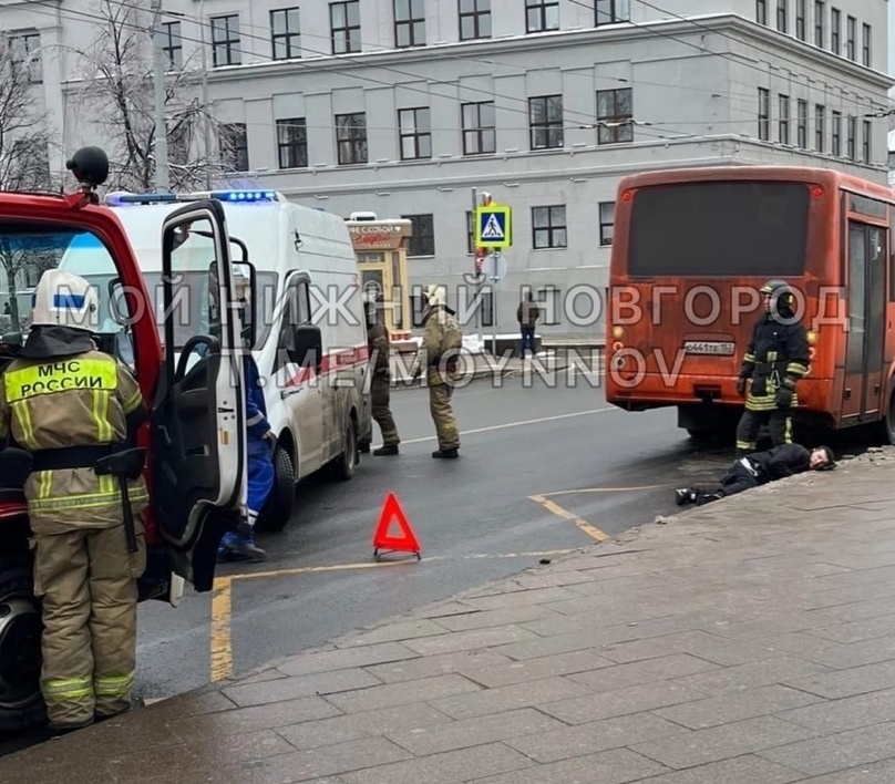 Пассажир упал из маршрутки и ударился головой о тротуар в Нижнем Новгороде - фото 1