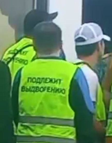 Мигрантов одели в жилетки  с надписью &laquo;Подлежит выдворению&raquo; в Нижнем Новгороде - фото 1