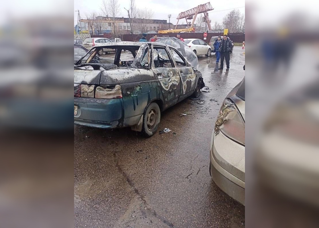 Две машины пострадали из-за возгорания «Лады» в Выксе