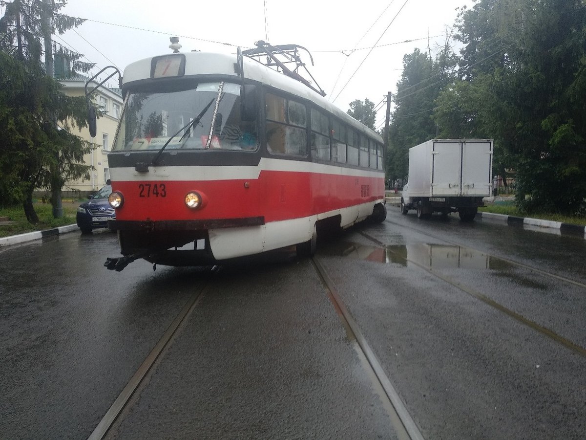 Трамвай сошел с рельсов на улице Черняховского - фото 1
