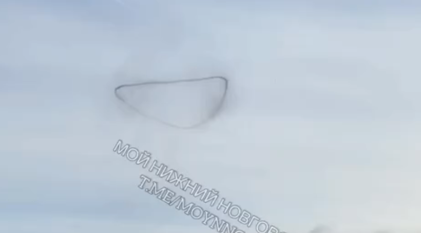 Подозрительное черное кольцо заметили в небе над Нижним Новгородом - фото 1