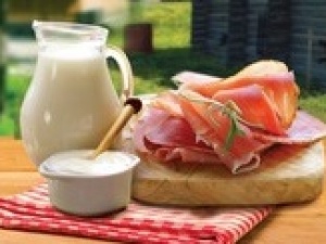 «Фермерский дворик» приглашает выгодно купить колбасные изделия и мясо птицы