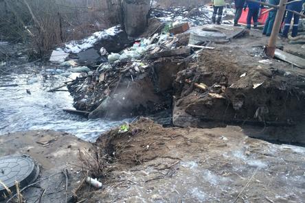 Коллектор в Ленинском районе прорвало из-за трещины на обводном трубопроводе