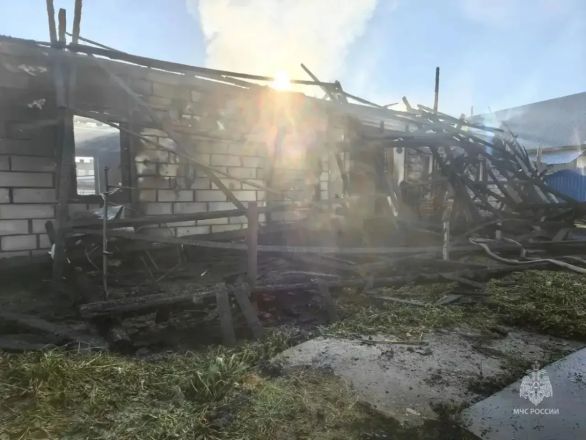 Появились фото с места пожара в частном доме на Бору - фото 6