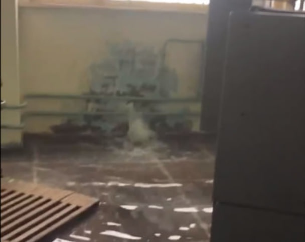 Техникум затопило в Нижегородской области из-за прорыва трубы - фото 1