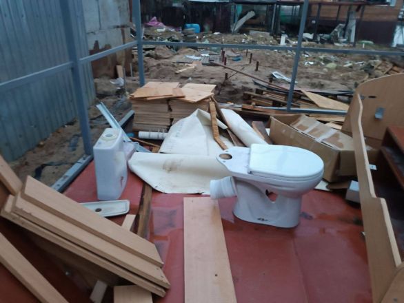 Незаконные объекты канализации обнаружены на нижегородской лодочной станции   - фото 1