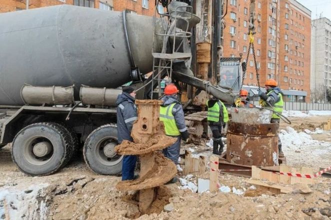 Первая свая котлована метро забита на улице Горького в Нижнем Новгороде - фото 1