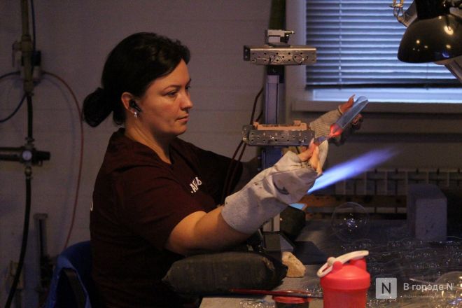 Волшебство из стекла: фоторепортаж с фабрики елочных игрушек в Нижнем Новгороде - фото 116