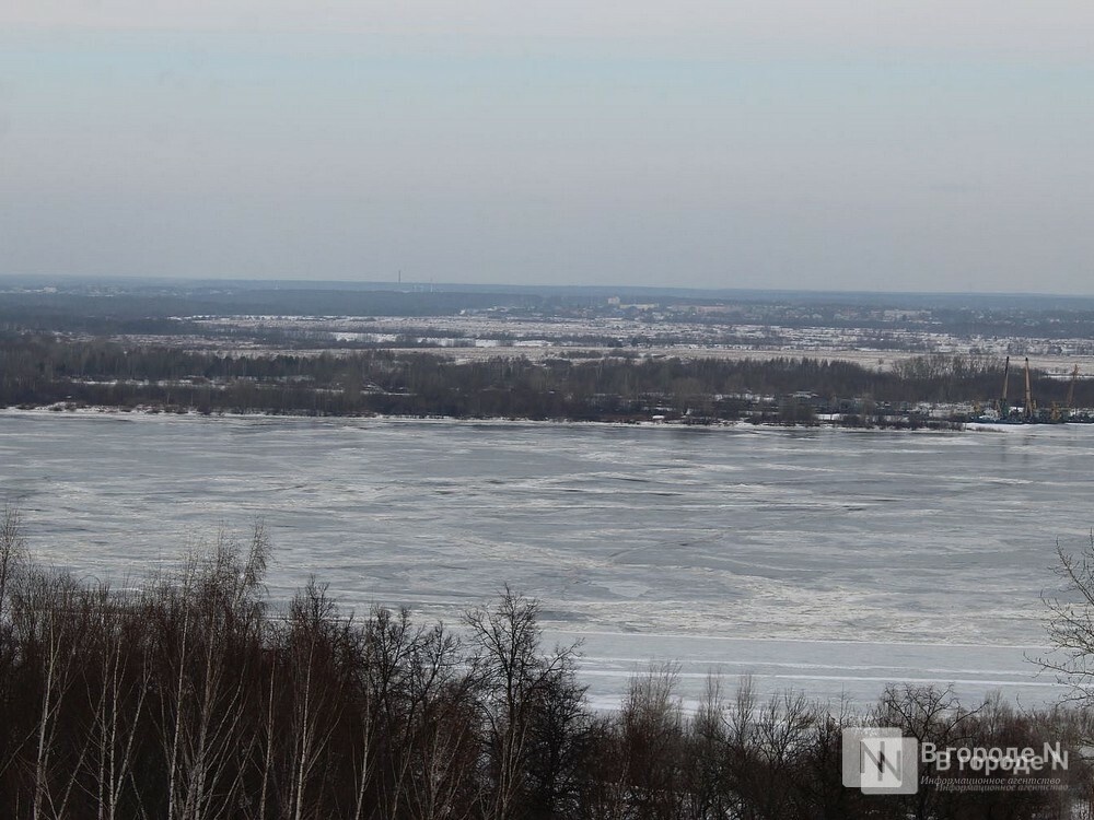 Мужчина спас провалившуюся под лед девочку на Оке в Нижнем Новгороде - фото 1