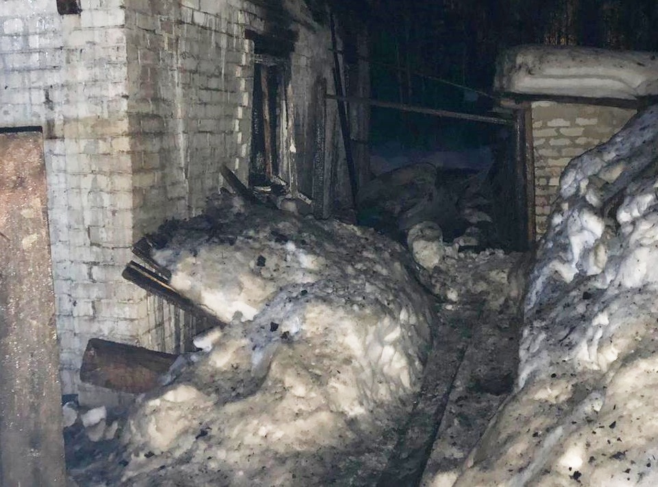 Следователи выяснят обстоятельства гибели двух мужчина на пожаре в Борском округе - фото 1