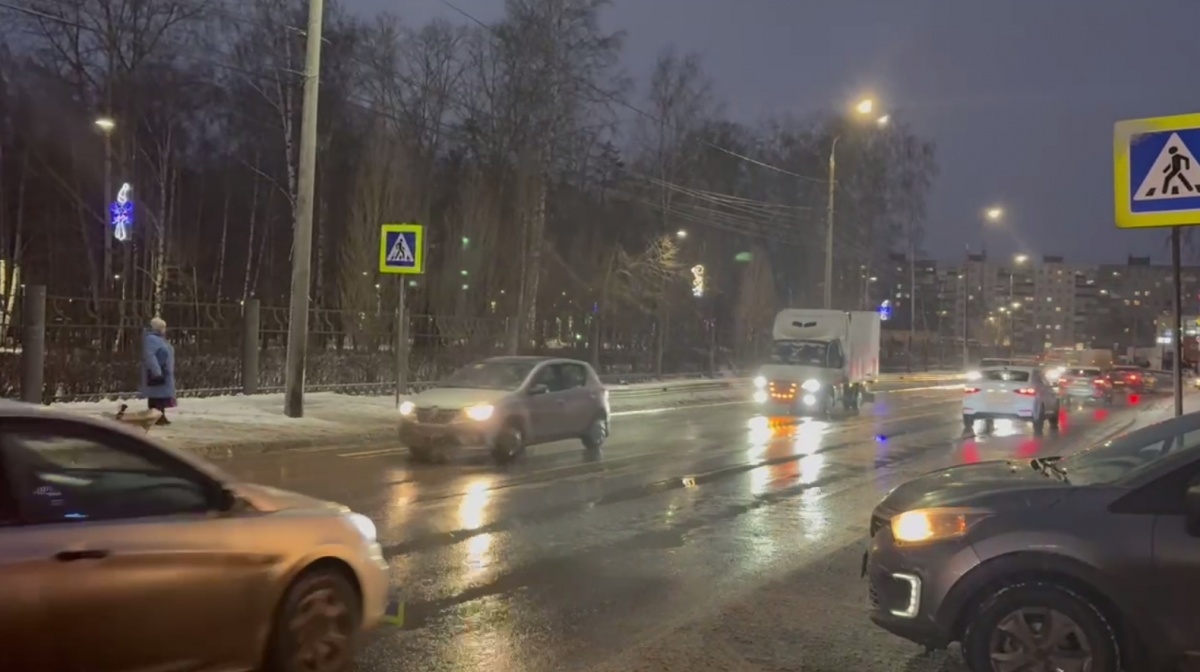 Водитель грузовика сбил женщину на переходе в Нижнем Новгороде - фото 1