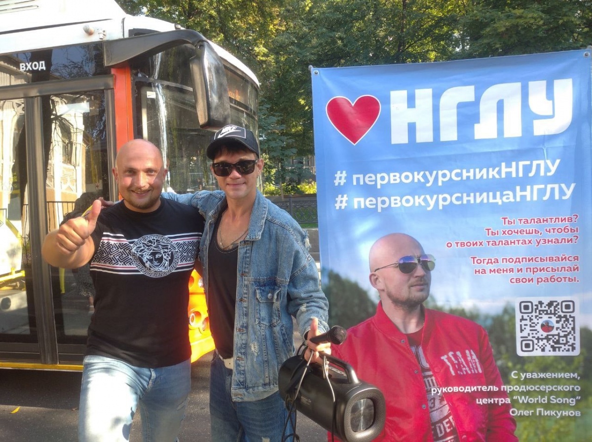 Нижегородские музыканты порадовали горожан песнями в автобусах в День города - фото 1
