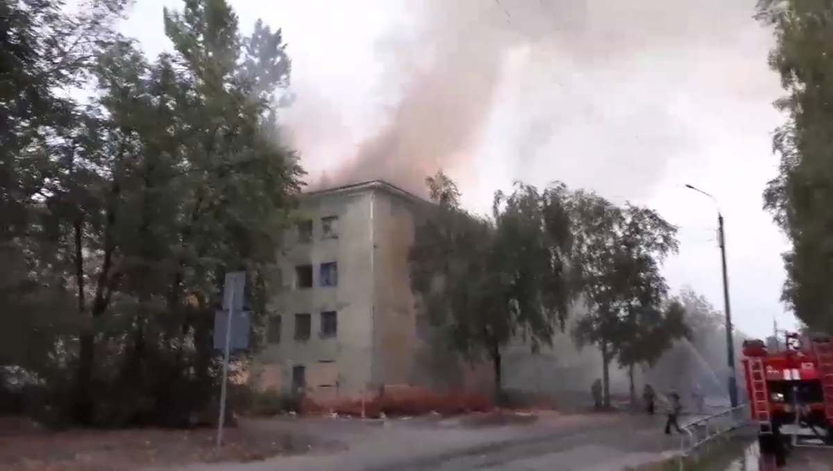 Аварийный дом на улице Ситнова загорелся в Дзержинске - фото 1