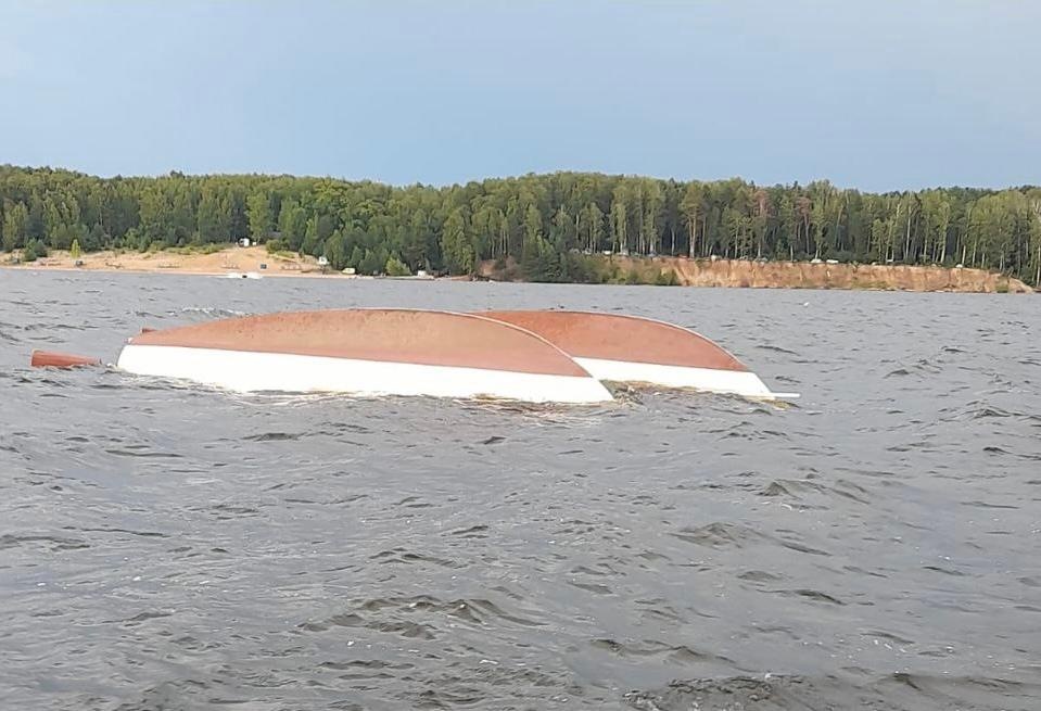 Яхта с четырьмя людьми опрокинулась на Горьковском водохранилище из-за сильного ветра - фото 1