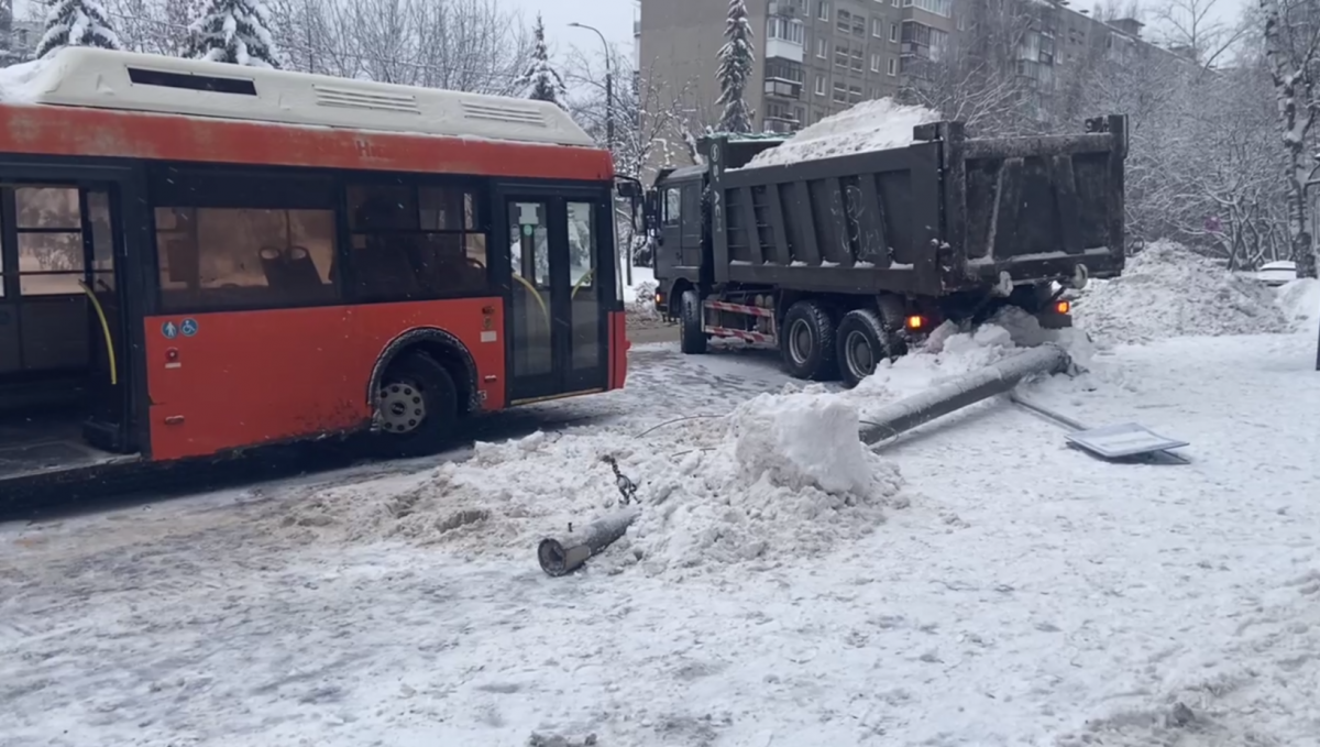 Опора ЛЭП рухнула на пассажирский автобус в Нижнем Новгороде - фото 1