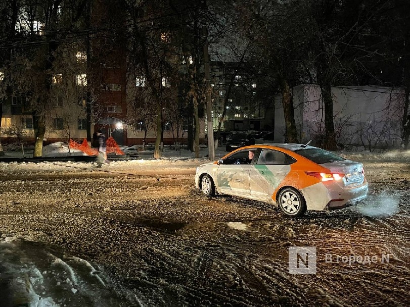 Провода упали на землю дорогу на улице Штеменко, не выдержав тяжести льда - фото 1