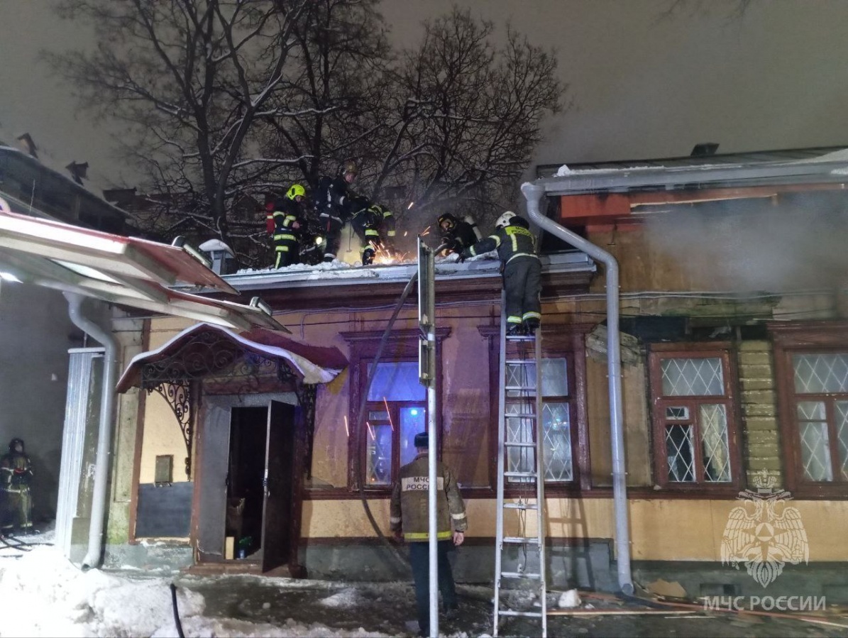 Пятеро человек эвакуировали из горевшего здания на Ульянова в Нижнем Новгороде - фото 1