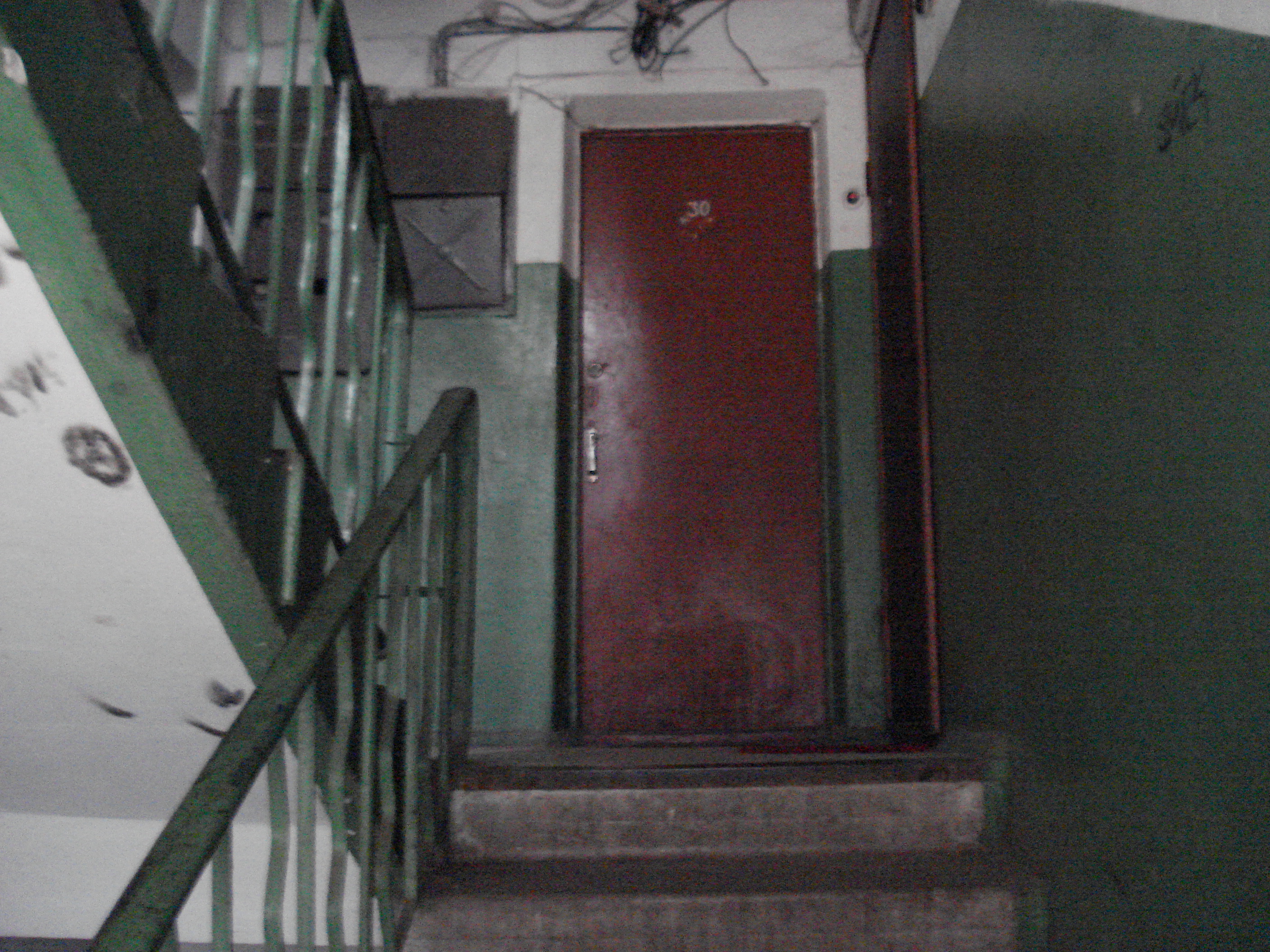 Подъезд с открытой дверью. Лестничная площадка в подъезде. Дверь в квартиру на лестничной клетке. Двери на лестничную клетку. Лестничная клетка в подъезде хрущевки.