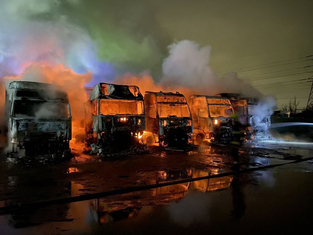 Семь грузовиков сгорели ночью в Ленинском районе