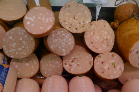 В Росконтроле рассказали, кто из производителей колбасы обманывает покупателей