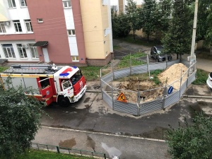 Пожарная машина не смогла подъехать к горящему дому в Верхних Печерах из-за коммунальных раскопок